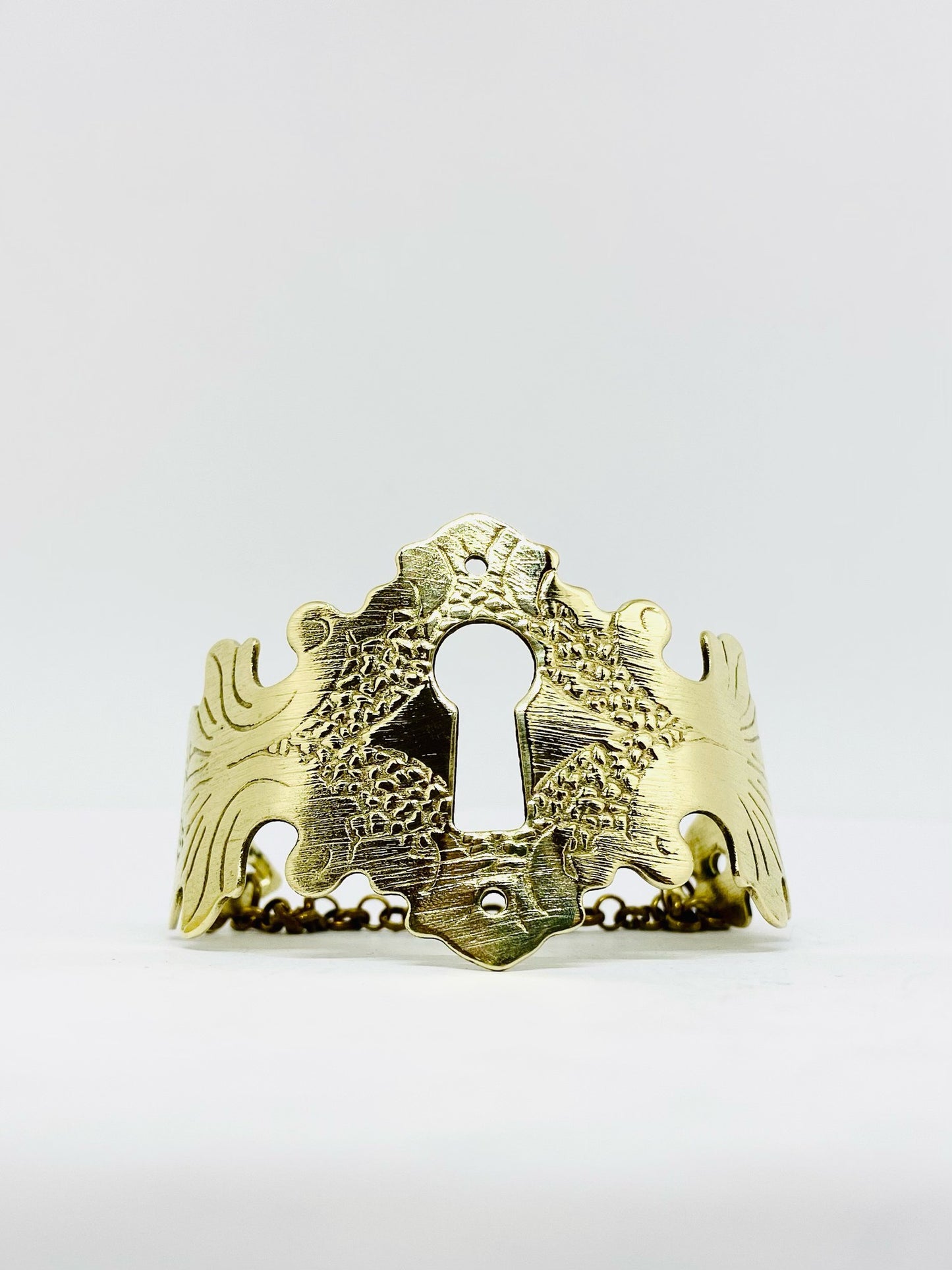 Bracciale SERRATURA OTTONE QUEEN LUCIDO, realizzato con un'antica serratura